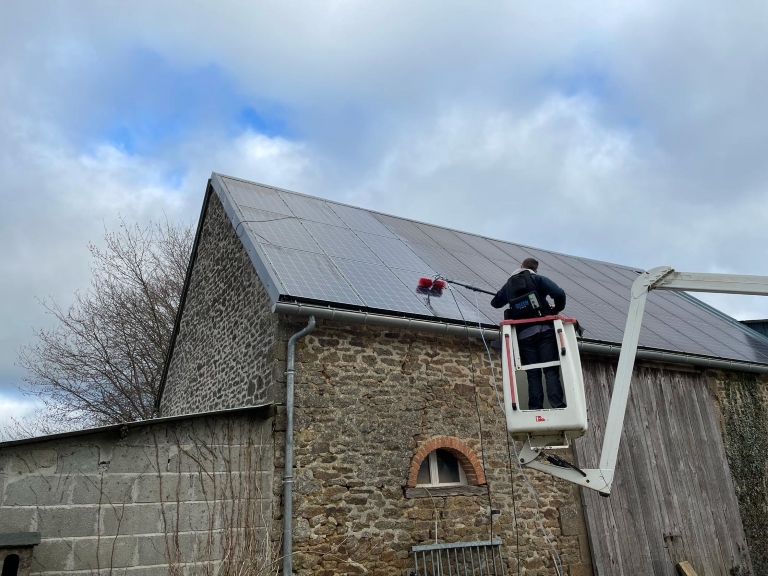 Valentin utilise la perche d'H2O afin de nettoyer des panneaux solaires